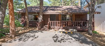 Granny's Love Shack - Close to Hiking Trails, Fireplace, Deck, Barbecue