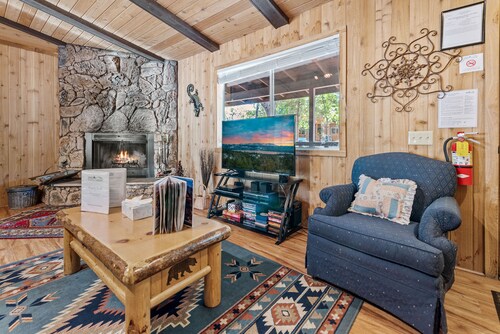 Granny's Love Shack -  Close to Hiking Trails, Fireplace, Deck, Barbecue