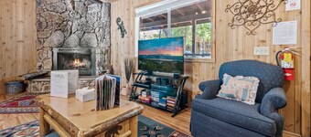 Granny's Love Shack -  Close to Hiking Trails, Fireplace, Deck, Barbecue
