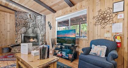 Granny's Love Shack - Close to Hiking Trails, Fireplace, Deck, Barbecue