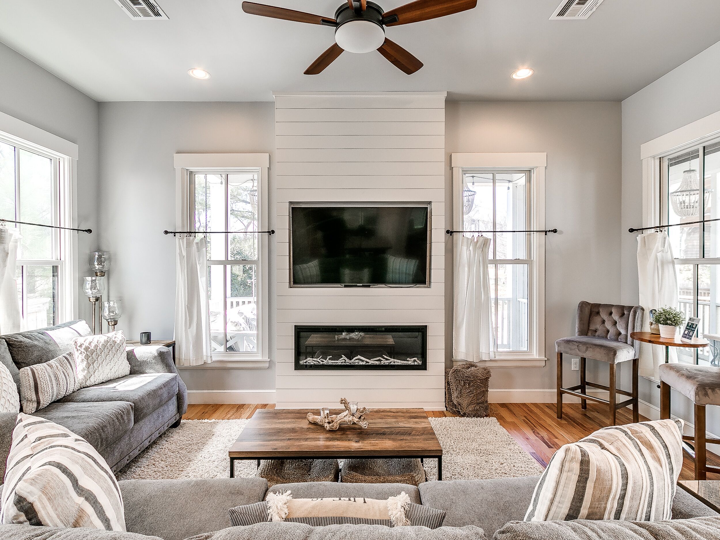 تلفزيون ذكي، مدفأة، مشغل دي في دي