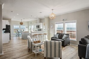 TV, DVD player - Royal View - 2 Bedroom, 2 Bath, Sleeps 11 - Beach Front!1 (Caplen)