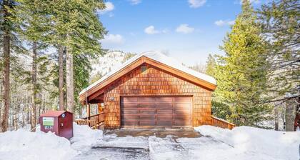 ¡A 2 millas de Alpine Meadows! A 5 millas de la ciudad de Tahoe. 5 millas a Squaw! Sala de entretenimiento para niños y asombrosas vistas al bosque. ¡Actividades diarias gratis!