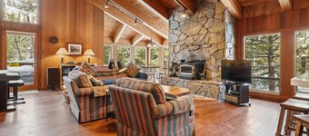 2 miles de Alpine Meadows! 5 miles de Tahoe City. 5 miles à Squaw! Salle de divertissement pour les enfants et vue imprenable sur la forêt. Activités quotidiennes gratuites!