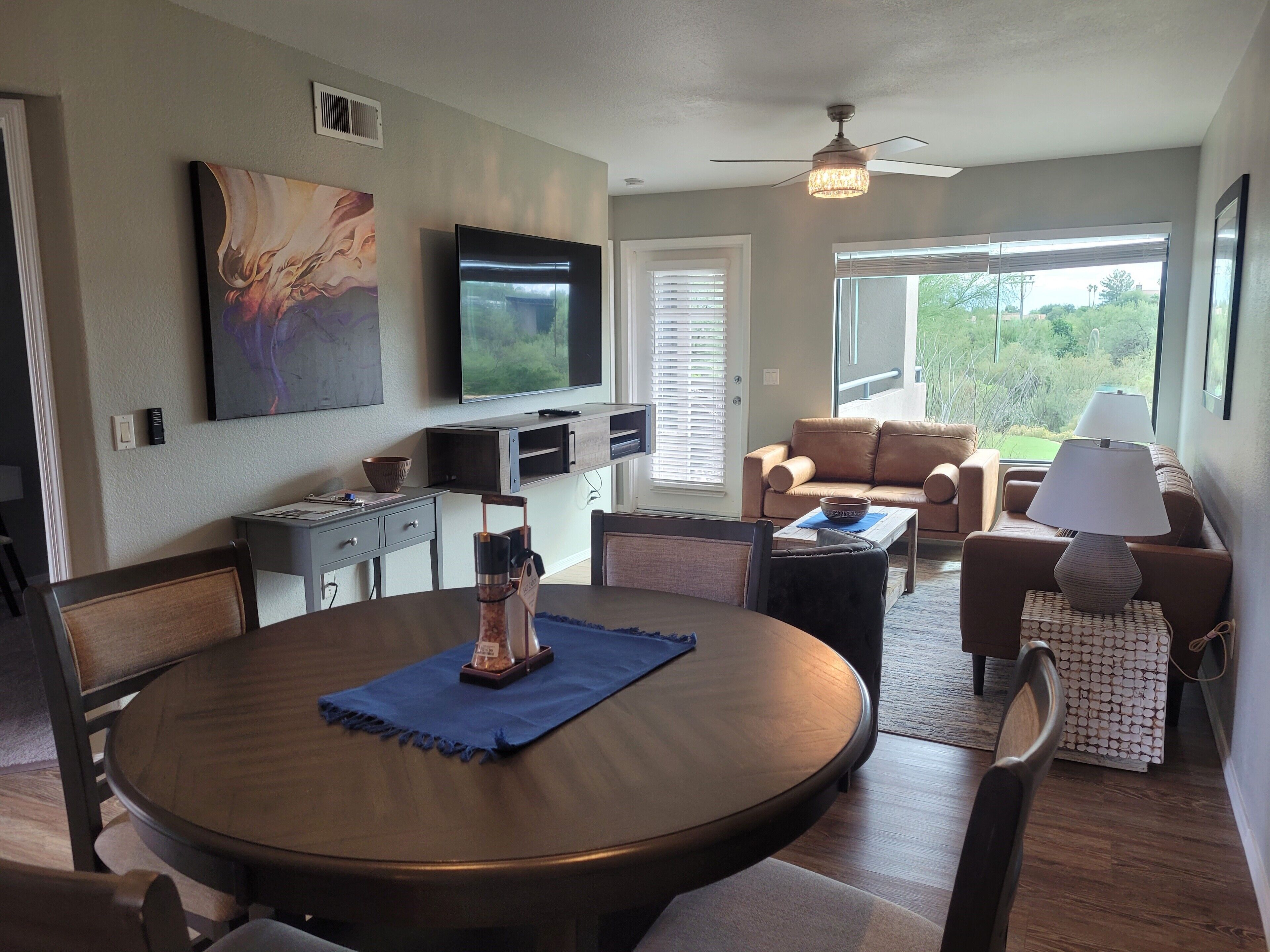 スマートテレビ、暖炉、DVD プレーヤー