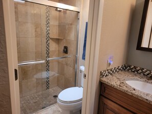 Combined shower/tub, hair dryer, towels