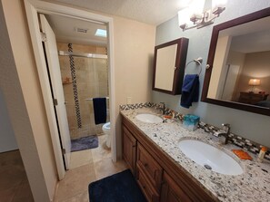 Combined shower/tub, hair dryer, towels