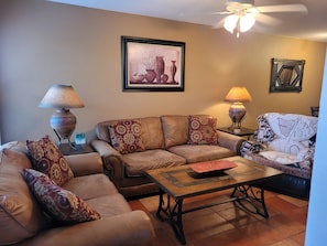 Een smart-tv, een open haard en een dvd-speler