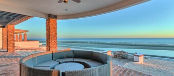Casa Zillori:Beachfront w/ outdoor jacuzzi & firepit facing the Sea of Cortez