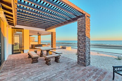 Casa Zillori:Beachfront w/ outdoor jacuzzi & firepit facing the Sea of Cortez