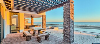 Casa Zillori:Beachfront w/ outdoor jacuzzi & firepit facing the Sea of Cortez