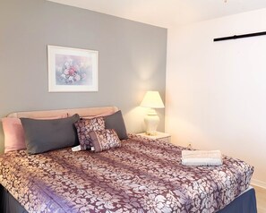3 bedrooms, iron/ironing board, WiFi, bed sheets - Vacation Home with Private Pool Near Disney (Davenport)
