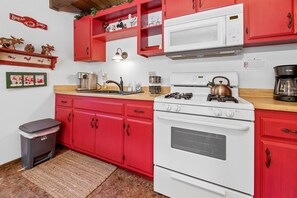 Fridge, microwave, oven, stovetop - Cozy Moonlight Chalet - Foosball, Fireplace, Deck, Barbecue (Big Bear City)