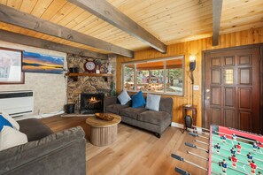 Smart-TV, Kamin, DVD-Player, Tischfußball