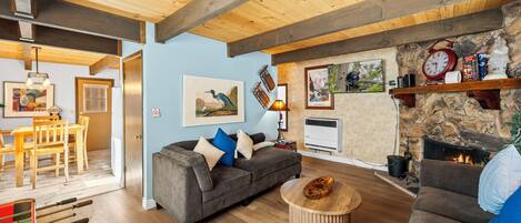 Smart-TV, Kamin, DVD-Player, Tischfußball