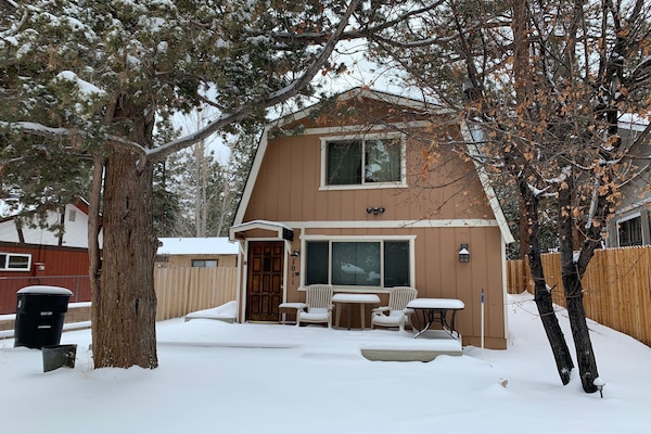 Snow covered Big Bear Cool Cabins, Cozy Moonlight Chalet front