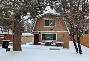 Exterior - Cozy Moonlight Chalet - Foosball, Fireplace, Deck, Barbecue (Big Bear City)