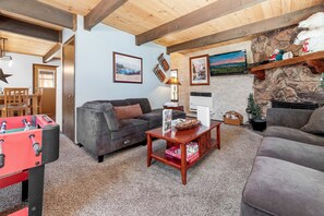Smart TV, fireplace, DVD player, table football - Cozy Moonlight Chalet - Foosball, Fireplace, Deck, Barbecue (Big Bear City)