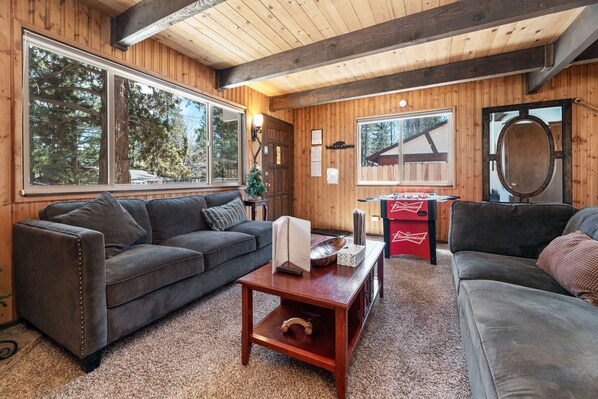 Smart TV, fireplace, DVD player, table football - Cozy Moonlight Chalet - Foosball, Fireplace, Deck, Barbecue (Big Bear City)