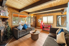 Smart-TV, Kamin, DVD-Player, Tischfußball