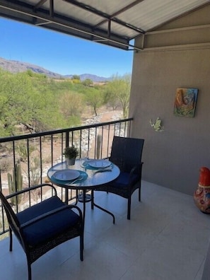 Outdoor dining - This vibrant condo is sure to make your Tucson stay memorable! Inside and Out (Tucson)