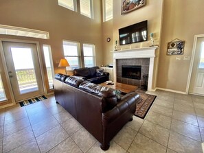 Tv, eldstad och dvd-spelare