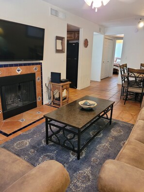 Televisio, takka, DVD-soitin