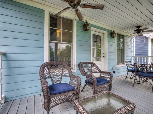Carlton Landing! Charming Three Bedroom Cottage