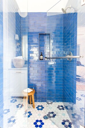 Een douche, een haardroger, handdoeken