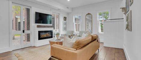 Smart TV, fireplace