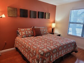 2 slaapkamers, een bureau, een strijkplank/strijkijzer, gratis wifi