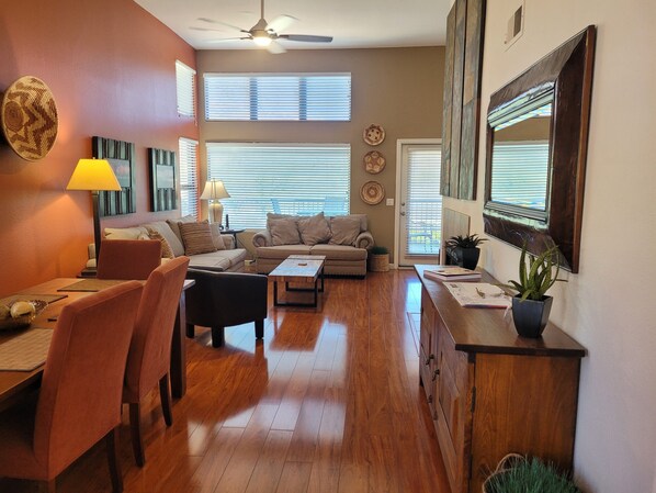 Téléviseur connecté, foyer, lecteur de DVD