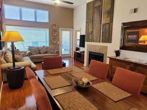 Een smart-tv, een open haard en een dvd-speler