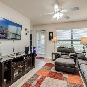 TV connectée, cheminée, lecteur de DVD, espaces bureaux