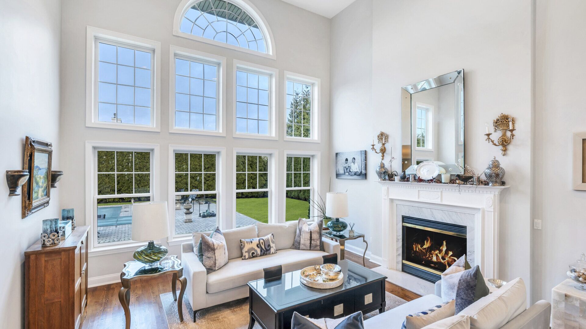 Smart TV, lareira, aparelho de som