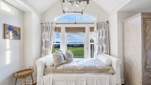 5 bedrooms, iron/ironing board, Internet, bed sheets - Spacious Master Bedroom Suite, Stone Chef's Eat-In Kitchen, Close to... (Southampton)