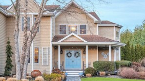 Exterior - Spacious Master Bedroom Suite, Stone Chef's Eat-In Kitchen, Close to... (Southampton)