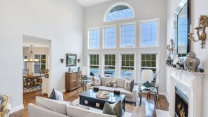 Smart TV, fireplace, stereo - Spacious Master Bedroom Suite, Stone Chef's Eat-In Kitchen, Close to... (Southampton)