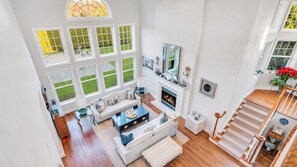 Smart TV, fireplace, stereo - Spacious Master Bedroom Suite, Stone Chef's Eat-In Kitchen, Close to... (Southampton)