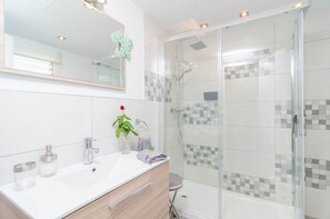 Dusche, Haartrockner, Handtücher