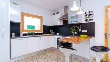 Frigorífico, microondas, horno y placa de cocina