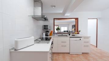 Een koelkast, een magnetron, een oven, een kookplaat