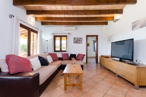 TV, DVD player, mesa de pingue-pongue, aparelho de som