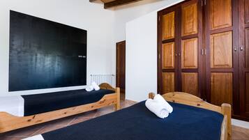 5 bedrooms, iron/ironing board, free WiFi, bed sheets