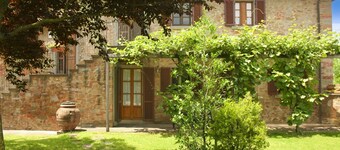 Lovely apartment for 4 people with WIFI, pool, TV and pets allowed, close to Cortona