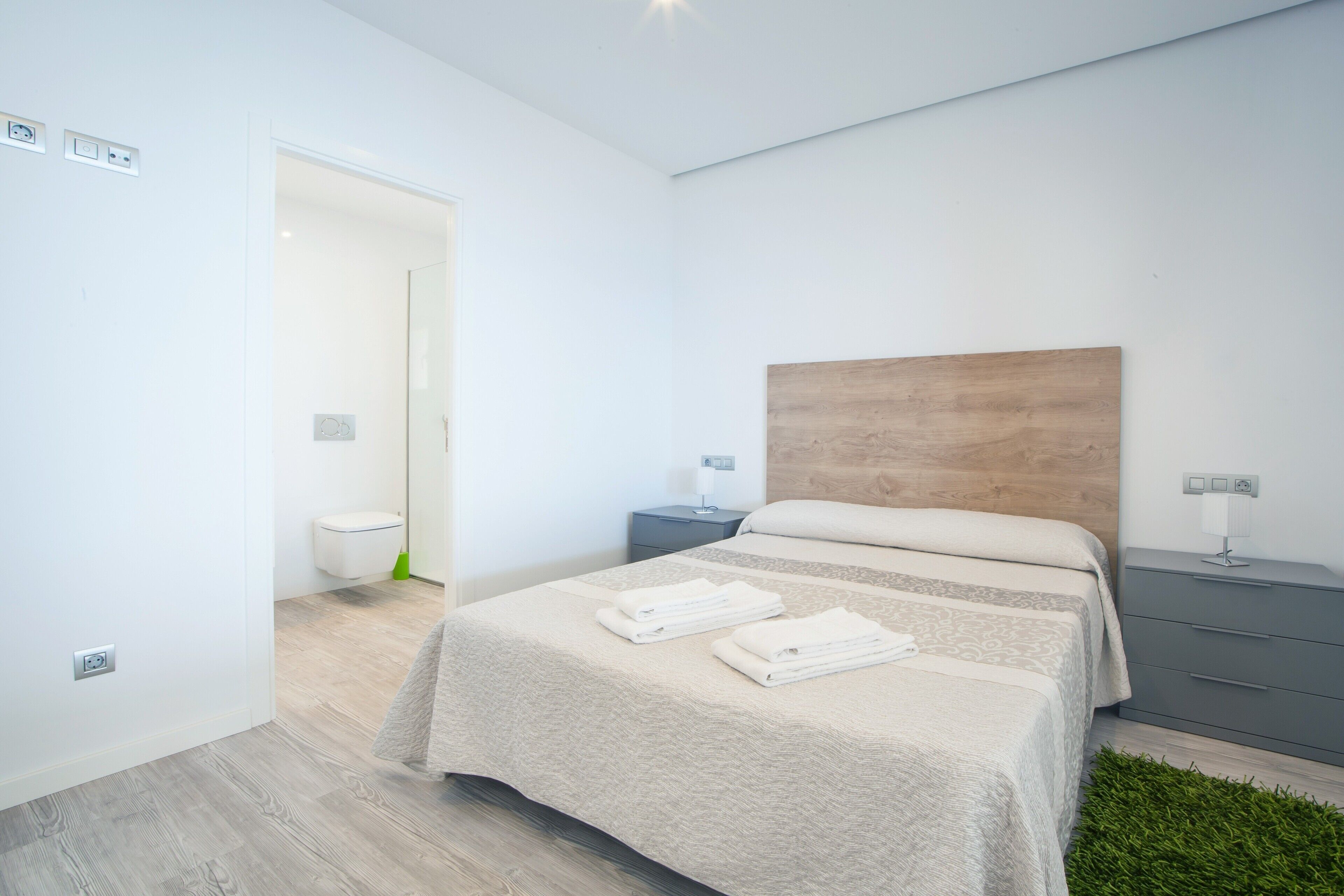 2 slaapkamers, een strijkplank/strijkijzer, gratis wifi, beddengoed