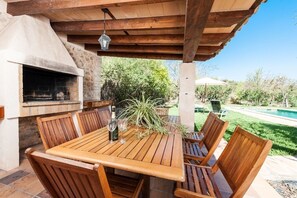Outdoor dining - CA'N POU VELL - Villa with sea views in Búger. Free WiFi. (Búger)