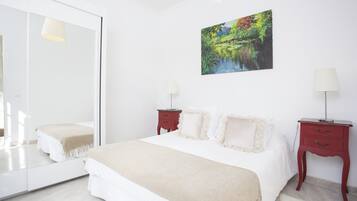 3 slaapkamers, een strijkplank/strijkijzer, gratis wifi, beddengoed