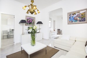 TV, fireplace - TRES PINS - Lovely holiday home with private patio and 300 m from the beach. Free WiFi (Colonia de Sant Pere)