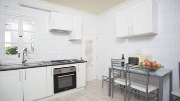 Een koelkast, een oven, een kookplaat, een koffiezetapparaat/waterkoker